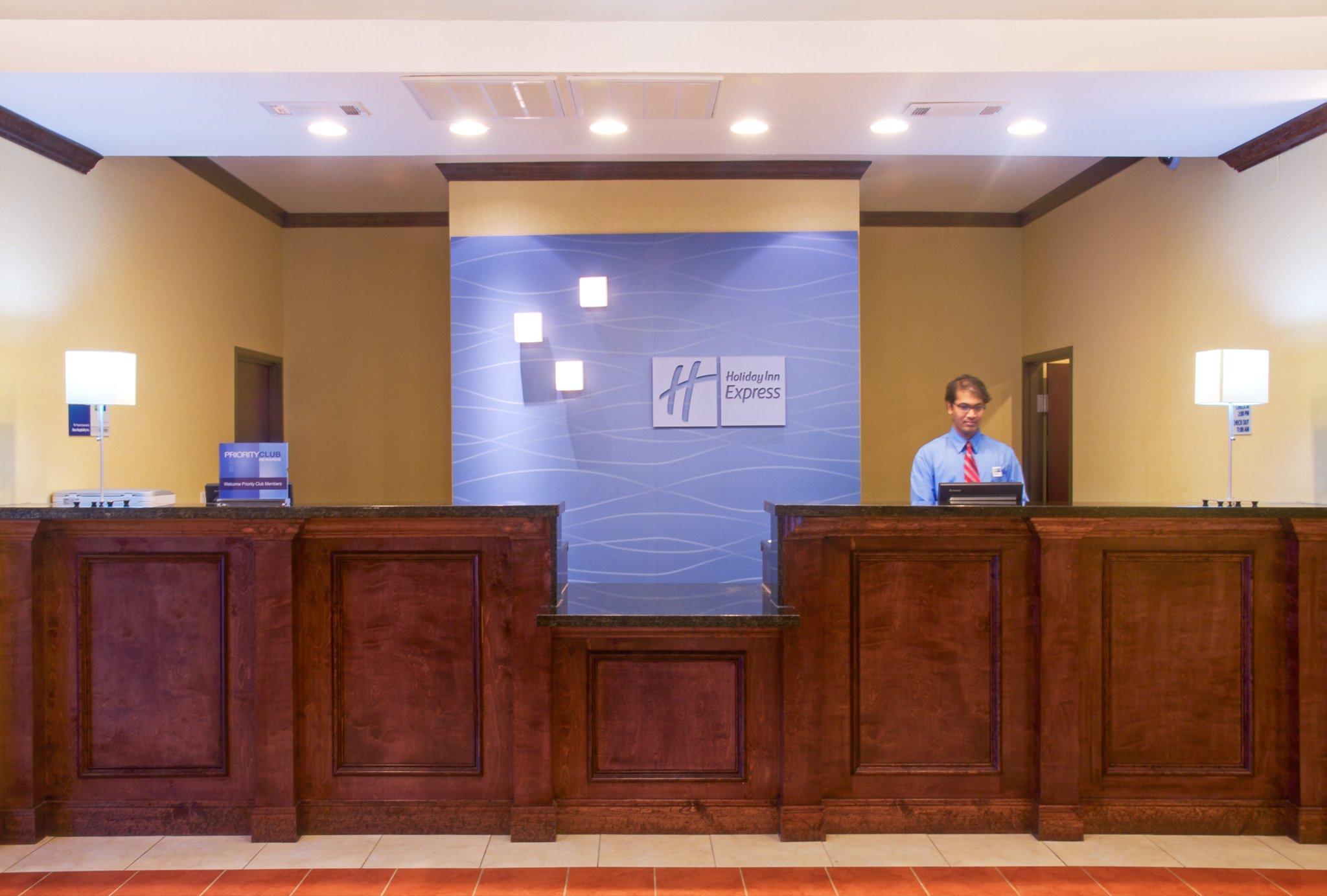 Holiday Inn Express Hotel & Suites Winnie By Ihg Bagian luar foto