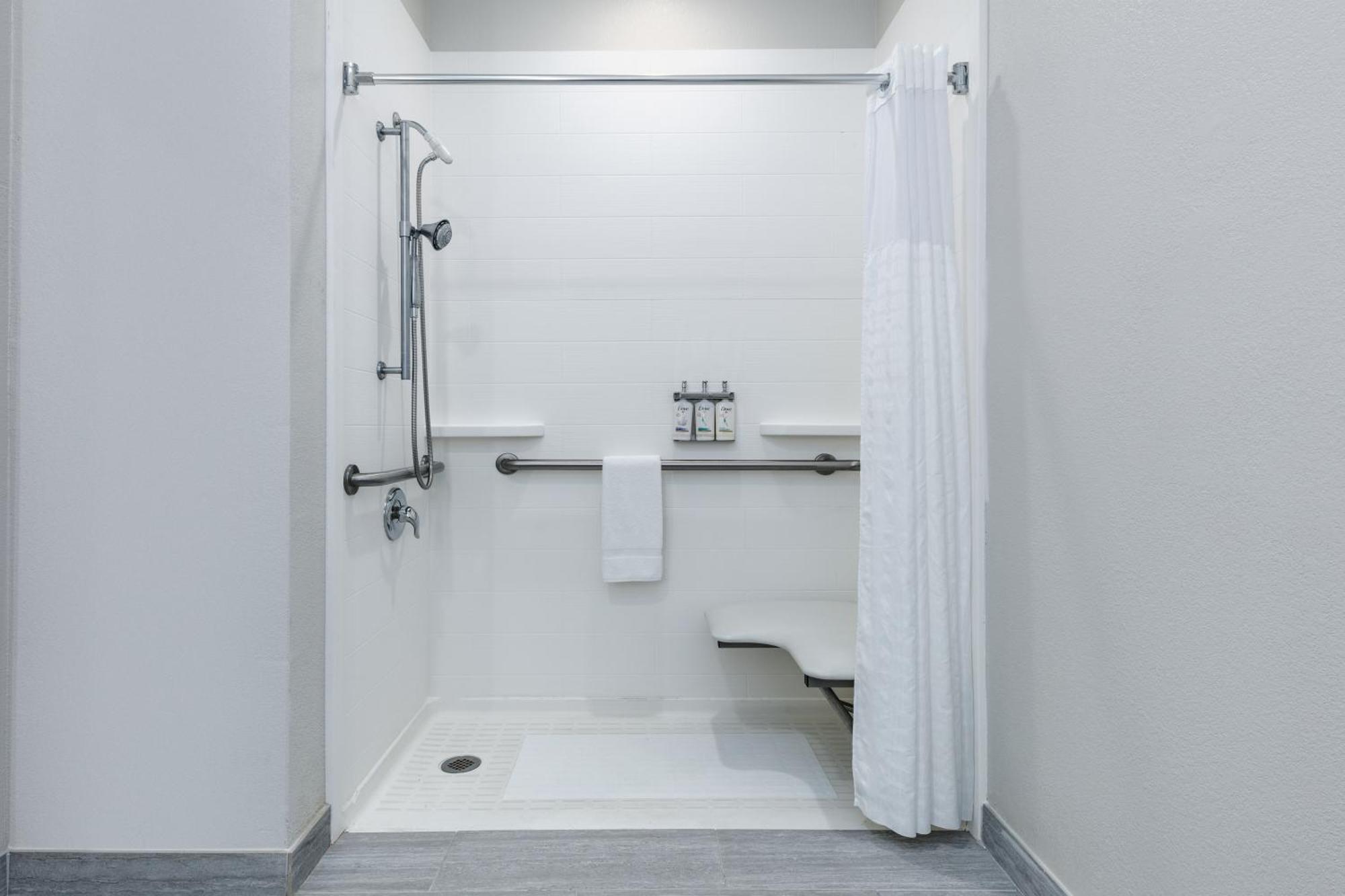 Holiday Inn Express Hotel & Suites Winnie By Ihg Bagian luar foto